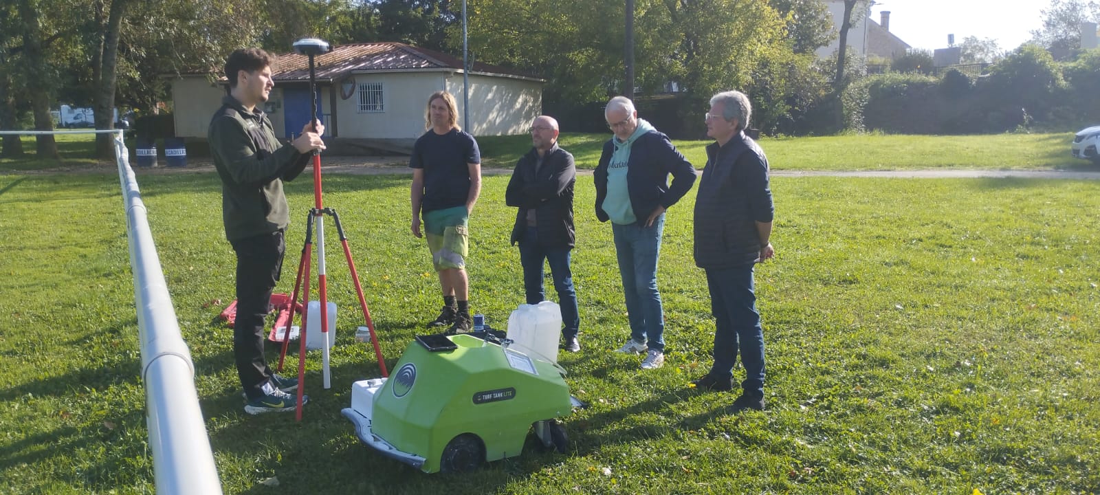 Démonstration robot de traçage TURF TANK