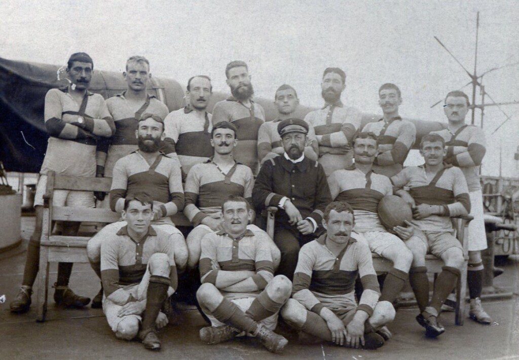 RENE GERARD,TENANT LE BALLON ET CAPITAINE DE SON EQUIPE LORS DE SON ENGAGEMENT DANS LA ROYALE