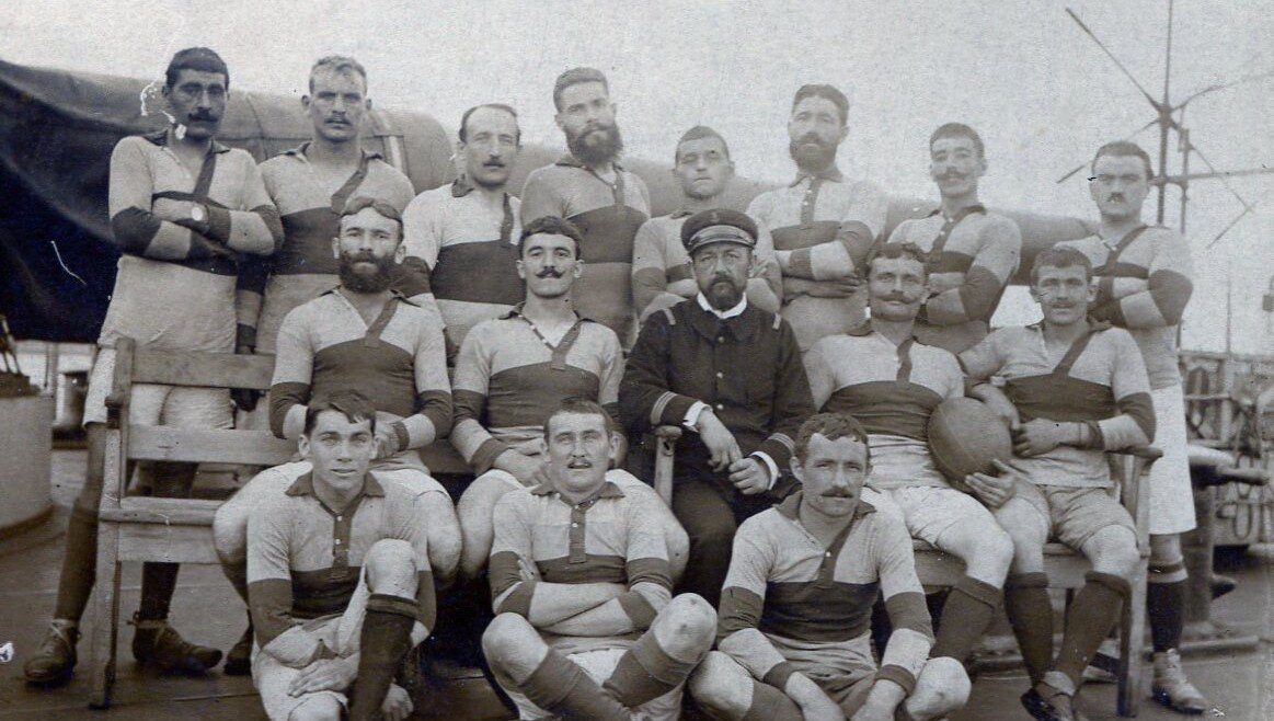 RENE GERARD,TENANT LE BALLON ET CAPITAINE DE SON EQUIPE LORS DE SON ENGAGEMENT DANS LA ROYALE