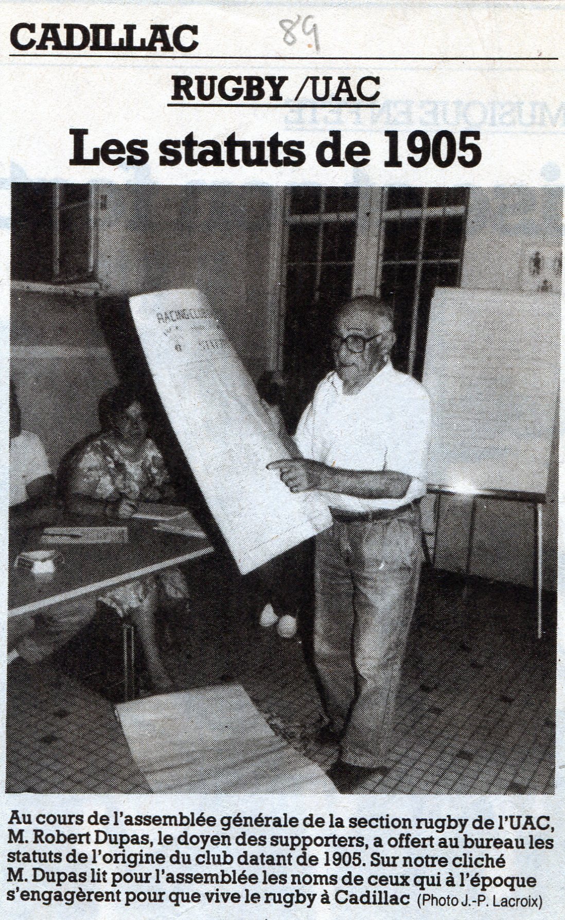 Robert Dupas offre les statuts de l'ua cadillac rugby en 1989