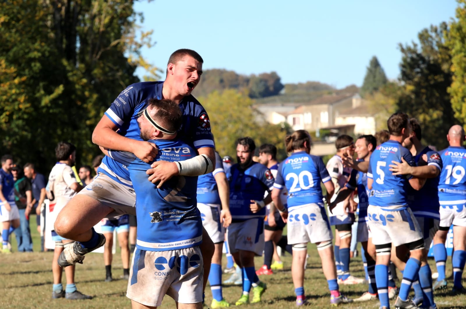 Remise symbolique des maillots des séniors de l’UA Cadillac Rugby : un pont entre générations